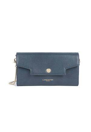 Clutch bag in pelle blu di Lancaster Paris con bottone dorato e tracolla a catena, forma rettangolare, con patta pieghevole.