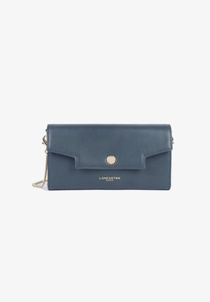 Clutch bag in pelle blu di Lancaster Paris con bottone dorato e tracolla a catena, forma rettangolare, con patta pieghevole.
