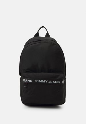 Zaino nero in nylon dalla forma arrotondata, dotato di una tasca frontale con logo bianco "TOMMY JEANS", tessuto testurizzato e doppie cinghie regolabili.