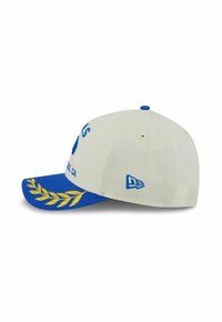 Weiße Kappe mit blauem Schirm, verziert mit goldenen Blattelementen und blauer Schrift. Enthält einen blauen Knopf oben und ein Logodesign an der Seite.