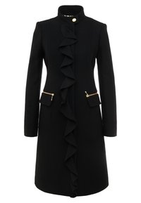 Cappotto nero con colletto alto, dettaglio a volant frontale e due tasche laterali con zip e finiture in oro. Maniche lunghe e vestibilità sartoriale.