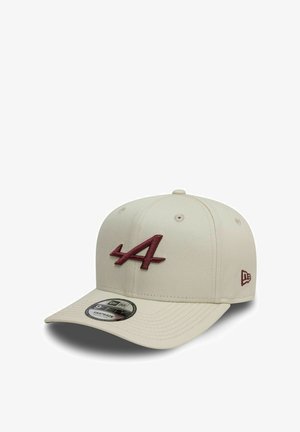 Beżowa czapka z daszkiem z bordowym haftowanym logo "4A". Posiada płaski daszek i regulowane zapięcie na zatrzask. Miękka struktura materiału.