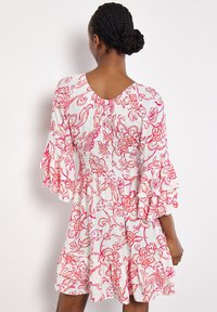 Apricot FLORAL SMOCKED RUFFLE MINI - Freizeitkleid - pink