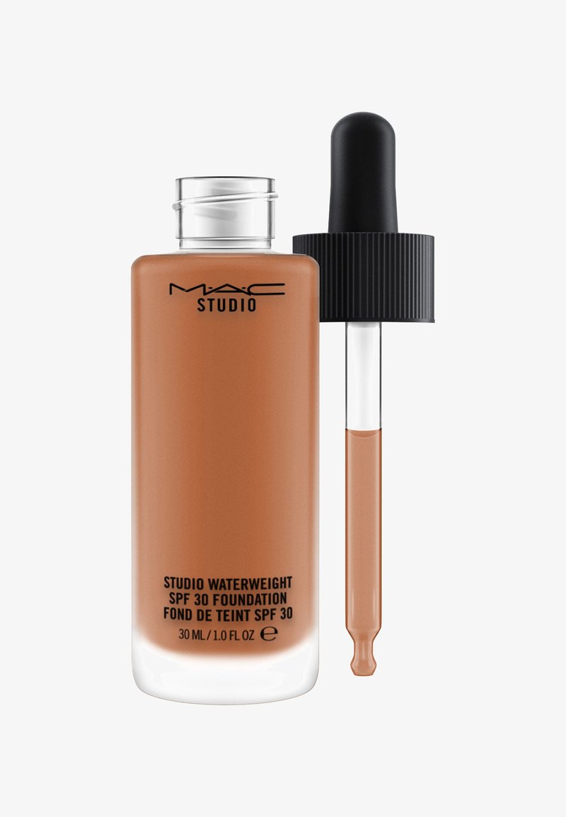 Brun glassflaske med pipettehette, inneholder 30 ml MAC Studio Waterweight Foundation SPF 30, merket med svart og hvit tekst.