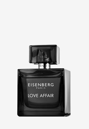 Schwarze rechteckige Parfümflasche mit klarem Deckel, beschriftet mit "EISENBERG PARIS LOVE AFFAIR" in Weiß. Schlankes, modernes Design mit glänzender Oberfläche.