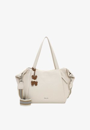 Cremefarbene strukturierte Handtasche mit doppelten Griffen, einem abnehmbaren gestreiften Schulterriemen und einem braunen Teddybär-Schlüsselanhänger als Zubehör.