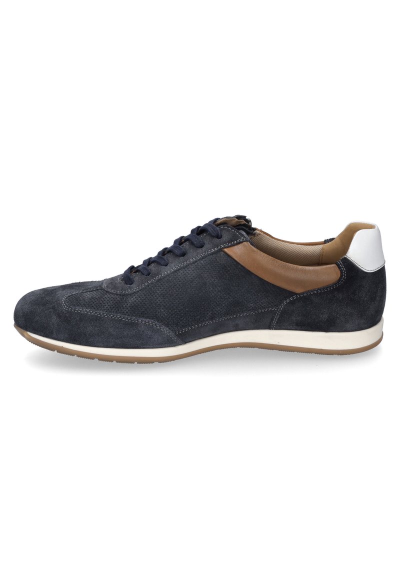 Sneaker in suede blu navy con accenti in pelle marrone, tallone bianco, punta rotonda e pannelli laterali a trama contrastante. Presenta lacci e suola in gomma.