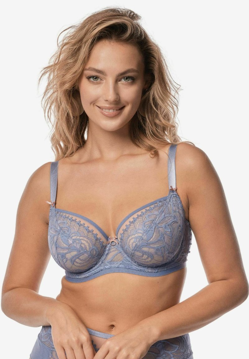 Koronkowy biustonosz z drutem w jasnoniebieskim kolorze z kwiatowym wzorem, satynowe ramiączka oraz małe dekoracyjne kokardki na środku i w miejscach połączeń ramiączek.