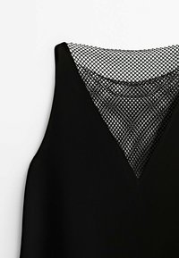 Haut sans manches noir avec un design en V, orné d'une superposition en résille noire au niveau du col, fabriqué à partir d'un tissu lisse.