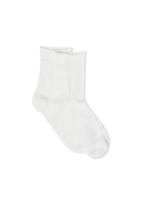 Un par de calcetines blancos lisos de crew, colocados planos, mostrando toda su longitud y forma sobre un fondo blanco.