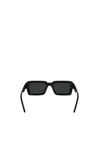 Ochelari de soare rectangulări negri cu lentile întunecate, un cadru din plastic lucios și temple subțiri, drepte. Prezintă un design minimalist.