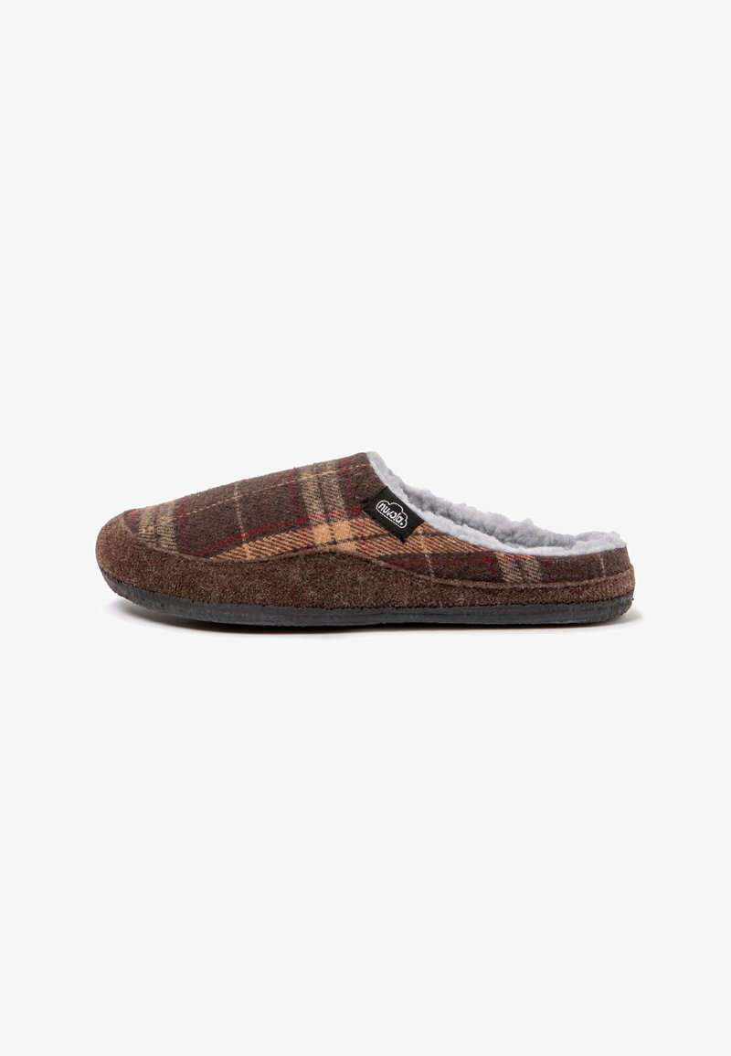 Zapatilla de cuadros marrones con un suave forro gris y suela de goma negra. Presenta una parte superior de tejido trenzado con acentos en marrón claro y rojo.