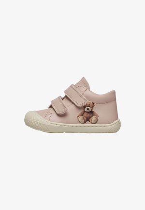 Hellrosa Kleinkinderschuh mit zwei Klettverschlüssen und einem kleinen braunen Teddybär-Design an der Seite, mit einer strukturierten weißen Gummisohle.