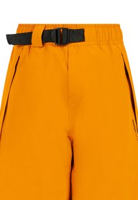 Oranje waterdichte shorts met een zwarte verstelbare riem, voorzien van zijzakken en een soepele textuur. Branding aan de onderzijde.