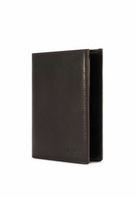 Ciemnobrązowy, skórzany portfel typu bi-fold stojący otwarty, z subtelnym wytłoczonym logo marki w dolnym rogu.