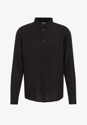 Czarna koszula z długim rękawem i kołnierzykiem, z dyskretnymi pionowymi paskami, zapięcie na guziki z przodu oraz mankiety zapinane na guziki. Materiał wydaje się lekki.