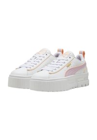 Sneaker platform bianche in pelle texture, con dettagli rosa e logo dorato. Caratterizzate da chiusura con lacci e linguetta imbottita per il massimo comfort.