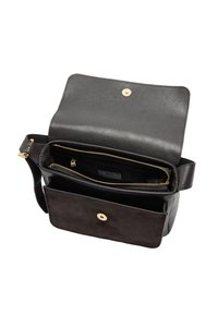 Czarna skórzana torba na ramię z otwartą klapą, ukazująca złote zamki błyskawiczne i zapięcia na guziki, a wewnętrzne przegrody są widoczne.