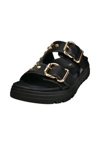Schwarze Sandalen mit zwei breiten Riemen, goldenen Schnallen und Nieten, strukturiertem Obermaterial und einer dicken schwarzen Gummisohle.