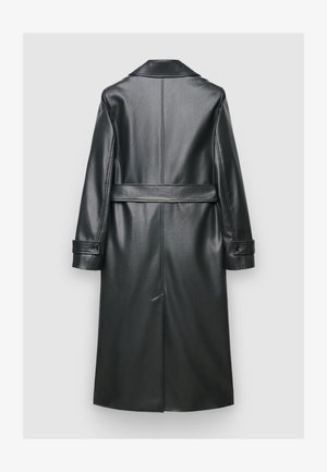 Langer schwarzer Kunstledermantel mit Reverskragen, tailliertem Gürtel und geknöpften Manschetten. Glatte Textur mit mittigem Rückenschlitz für Bewegungsfreiheit.