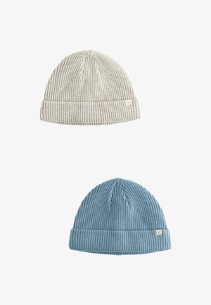 Due berretti a maglia a coste; uno in beige chiaro e l'altro in blu delicato. Entrambi presentano un bordo piegato e una piccola etichetta sul lato.