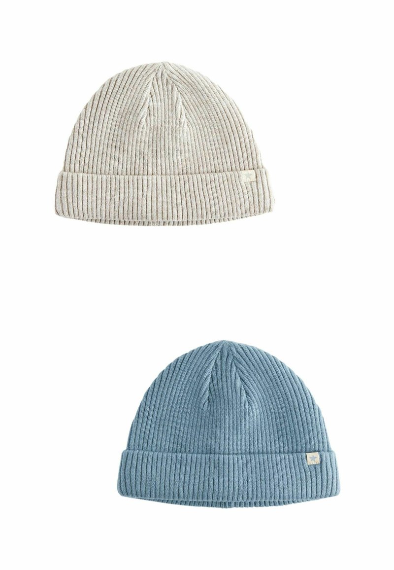 Due berretti a maglia a coste; uno in beige chiaro e l'altro in blu delicato. Entrambi presentano un bordo piegato e una piccola etichetta sul lato.