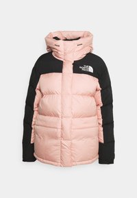 Veste matelassée en rose et noir, avec un col haut, des coutures horizontales et un logo sur le côté supérieur gauche. Fabriquée en matériau synthétique.