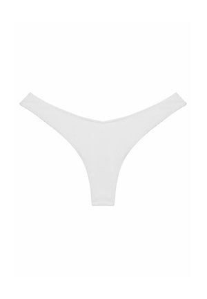 String blanc en tissu texturé avec un devant et un dos en forme de V. Bords lisses, couverture minimale, avec un design sans coutures.