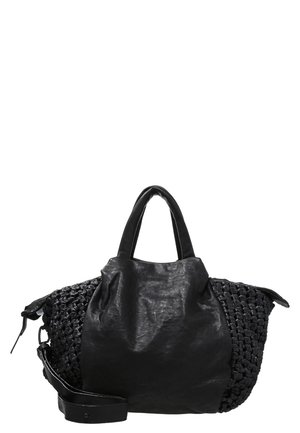 Borsa tote in pelle nera con pannelli laterali intrecciati, doppie maniglie e tracolla removibile su sfondo bianco.