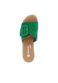 Sandal in suede verde con una fascia larga e una grande fibbia, punta aperta e soletta imbottita. La suola è beige.