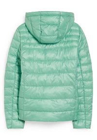 Chaqueta acolchada con capucha de color verde claro y diseño acolchado. Presenta una textura brillante y suave, y un corte corto con costuras laterales.