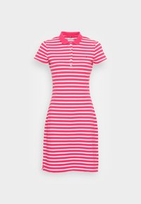 Vaaleanpunainen ja valkoinen raidallinen polo-mekko lyhyillä hihoilla, kauluksella ja napituslistalla. Slim fit -malli, jossa on sivureiät helman kohdalla. Puuvillakangasta.
