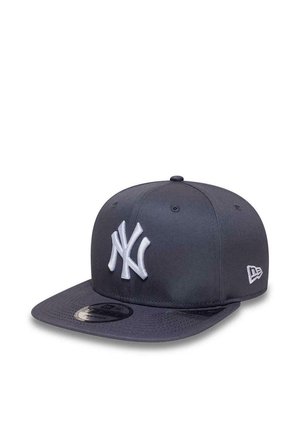 Gorra de béisbol New York Yankees azul oscuro con logo blanco en el frente y logo de New Era en el lateral, visera plana y pegatina en la parte superior.