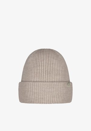 Beige gebreide muts met ribbelstructuur en een brede omgeslagen rand. Heeft een klein logo-label aan de zijkant. Zacht materiaal en een comfortabele pasvorm.