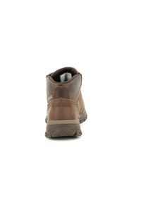 Bota de senderismo marrón con parte superior de cuero y textil, punta redondeada, talón reforzado y suela de goma texturizada para tracción.