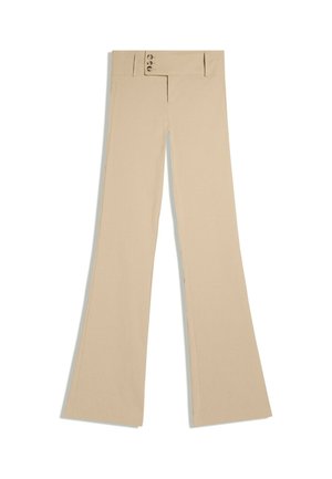Beige hoge taille broek met drie knopen en brede uitlopende pijpen, plat weergegeven op een witte achtergrond.