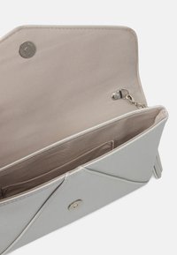 Hellgraue Clutch mit einer glatten Außenseite, einem Druckverschluss und einer stabilen Innenauskleidung, die ein zentrales Fach und Seitentaschen enthält.