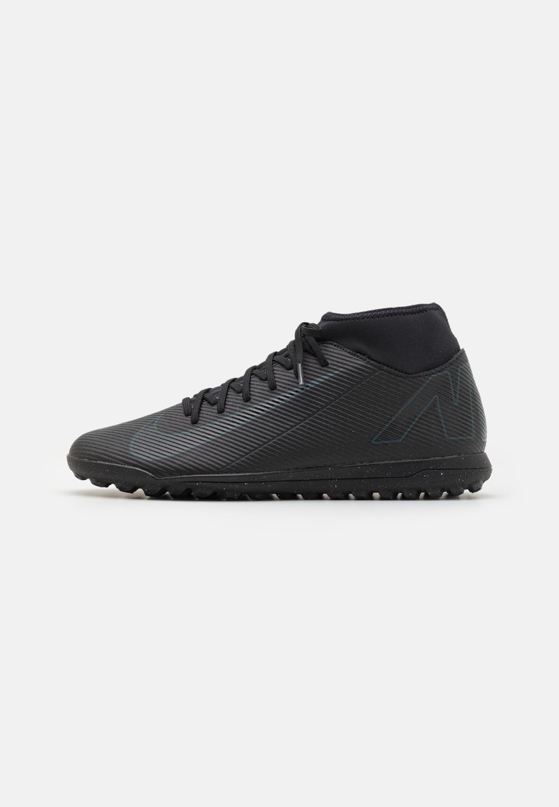 Scarpe sportive alte nere con design a righe testurizzato, lacci frontali e suole in gomma dotate di piccoli chiodi di trazione circolari.