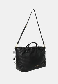Borsa in pelle nera con doppio manico, tracolla regolabile e dettaglio in oro del logo. Texture morbida e design superiormente arricciato.