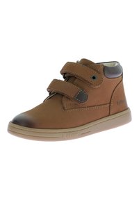 Zapatos altos de cuero marrón con correas de velcro, punta redondeada y suela de goma de color marrón claro; cuentan con un logo en el lateral y detalles bordados.