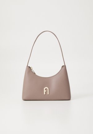 Καφέ δερμάτινη τσάντα χειρός με καμπυλωτό σχήμα, μία λαβή, χρυσά μεταλλικά στοιχεία και έντονο λογότυπο εμπρός. Κλείσιμο με φερμουάρ στην κορυφή.