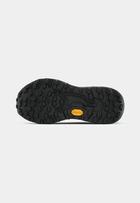 Talpă Vibram neagră cu crampoane adânci și un logo galben distinctiv, proiectată pentru tracțiune și durabilitate, cu modele de suprafață texturate.