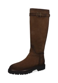 Bota de ante marrón hasta la rodilla con punta redonda, un acento de hebilla en el eje y una suela de goma texturizada para mayor tracción.