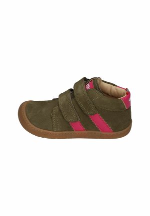 Kinderschuh in olivgrün mit zwei Klettverschlüssen, rosa Akzentstreifen, gepolstertem Schaft und Gummisohle, seitlich dargestellt.