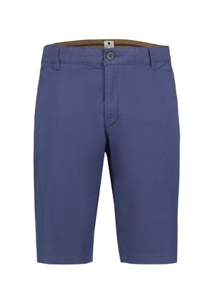 Granatowe krótkie spodenki męskie sięgające do kolan, z zapięciem na guzik i suwak oraz szlufkami na pasek, o prostym designie bez widocznych kieszeni.