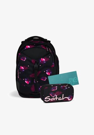 Schwarzer Rucksack mit lebhaften floralem und blattförmigem Muster in Pink und Lila. Enthält ein passendes Mäppchen und ein türkisfarbenes Notizbuch.