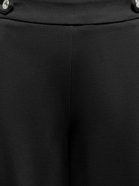 Pantalones de tela negra con un patrón texturizado, una pretina lisa y dos botones plateados en la parte delantera.