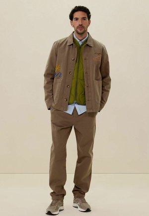 MIT ELASTISCHEM BUND - Trousers - braun