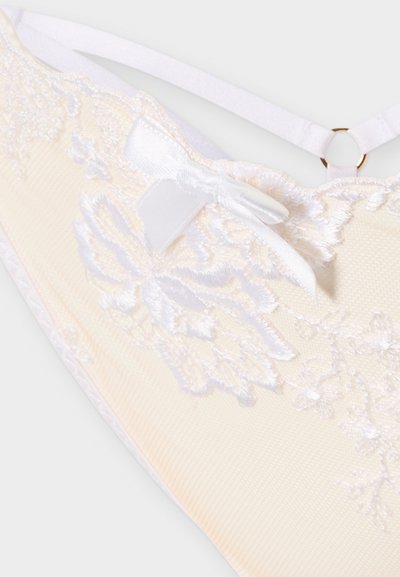 Ποτήρι σουτιέν από εκρού δαντέλα με κεντήματα λουλουδιών, ένα μικρό σατέν φιόγκο στο κέντρο και ρυθμιζόμενο λευκό λουράκι με χρυσό κρίκο.