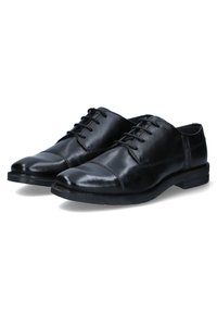 Zwarte leren dresschoenen met een gladde textuur, een cap-toe ontwerp, vetersluiting en een lage, gestructureerde rubberen zool.